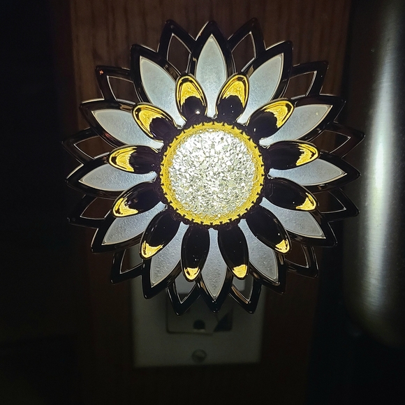 ROSE GOLD FLOWER NIGHTLIGHT WALLFLOWER PLUG - Picture 3 of 4